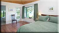 Hundred Hills House Luxury B & B, Salt Spring