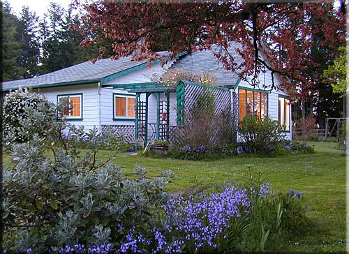 Rugosa Cottage, North Pender Island Accommodation